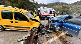 Muğla'da otomobilin, hafif ticari araçla çarpıştığı kazada ölü sayısı 3'e yükseldi