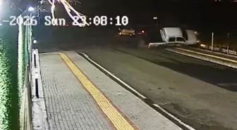 Otomobil ile kamyonetin çarpıştığı kaza kamerada: 2 yaralı