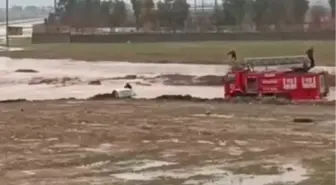 Sağanak sonrası oluşan gölette mahsur kalan 2 kişi kurtarıldı