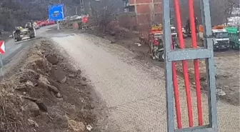 Taklalar atıp devrilen otomobilin sürücüsü yaralandı