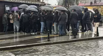 Yağmur çamur dinlemiyorlar! 14 Şubat'taki heyacan için sırada bekliyorlar