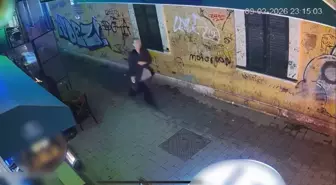 İyilik yapan esnaf aldığı karşılığa isyan etti! Kadın turistin son hareketine dikkat