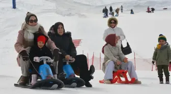 Bitlis'te anneler ile çocukları kızakla kayıp eğlendi