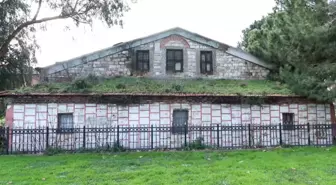 Fatih'teki tarihi Tur-i Sina Manastırı'nın duvarları çatladı, çevresi çöple dolu