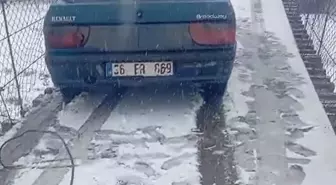 Kayan otomobil asma köprünün ortasında kaldı, traktörle kurtarıldı