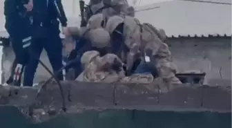 Kız kardeşi hakkında dedikodu yapıldığını iddia edip, tartıştığı 4 kişiyi yaralayan şüpheli tutuklandı