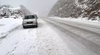 Konya yolunda kar yağışı etkili oluyor