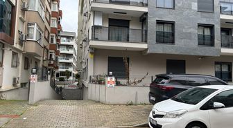 Polis gibi giyinen şüpheli, sokakta tartıştığı kişiyi tabancayla vurdu