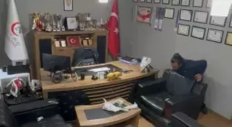 Sağlık çalışanı, kendi kendine yaptığı Heimlich manevrası ile hayata tutundu: O anlar kamerada