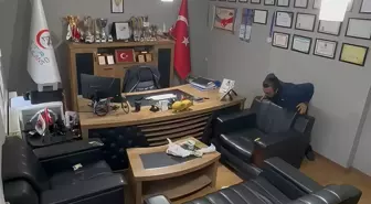Sağlık çalışanı, kendi kendine yaptığı Heimlich manevrası ile hayata tutundu: O anlar kamerada