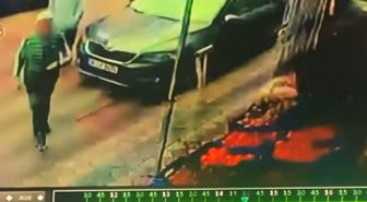 Sultangazi'de market sahibinin uyuduğunu gören çocuk sadaka kutusunu çaldı