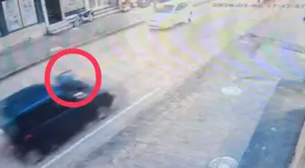 Yolun karşısına geçerken otomobilin çarptığı yaya öldü, kaza kamerada