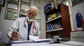 80 yaşındaki çocuk doktoru pistte madalya peşinde