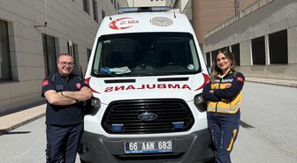 Acil tıp teknisyeni çift, ambulansla hastaların yardımına koşuyor