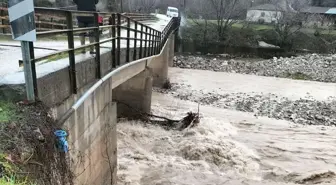 Acıpayam'da çayın taşması sonucu 2 köprüde hasar oluştu