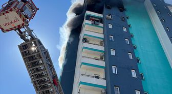 Adana'da 13 katlı binada çıkan yangında mahsur kalan hamile kadın kurtarıldı