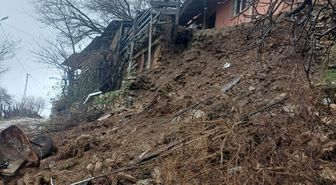 Adana'da bir evin istinat duvarı çöktü