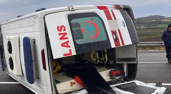 Adana'da devrilen ambulanstaki 3 sağlık personeli yaralandı