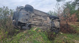 Adana'da devrilen otomobildeki 2 kişi yaralandı