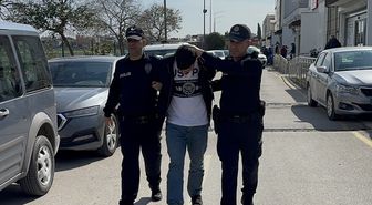 Adana'da hareket halindeki otomobilin direksiyonunu ayağıyla kontrol eden sürücü yakalandı