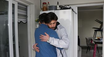Adana'da inşaat işçisi, yangında bebeğiyle birlikte kurtardığı babayla buluştu