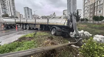 Adana'da kontrolden çıkan tır şarampole devrildi