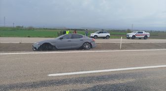 Adana'da refüje giren otomobildeki 2 kişi yaralandı