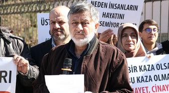 Adana'da yıkılan üst geçidin yerine yenisinin yapılmasını isteyen vatandaşlar eylem yaptı