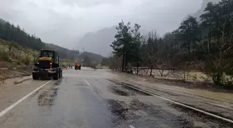 Adana'nın ilçelerinde sağanak hayatı olumsuz etkiledi