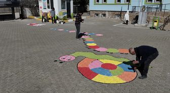Adıyaman'da resim öğretmenleri okulları geleneksel oyunlarla renklendiriyor
