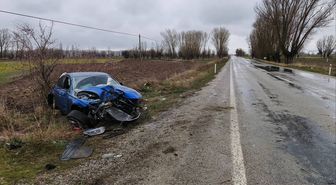 Afyonkarahisar'da ağaca çarpan otomobildeki 3 kişi yaralandı