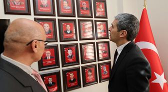 Afyonkarahisar'da kiraz üreticilerine tuzak dağıtıldı