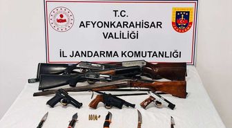 Afyonkarahisar'da ruhsatsız silah operasyonunda 8 şüpheli yakalandı