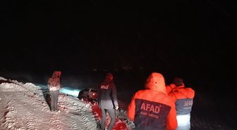 Ağrı'da tipide kara saplanan kamyonet ile içindeki 4 kişi kurtarıldı