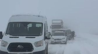 Ağrı-Doğubayazıt kara yolunda onlarca araç mahsur kaldı