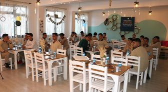 Ağrı Valisi Bozkurt, atık malzeme kullanılarak oluşturulan restoranda öğrencilerle iftar yaptı