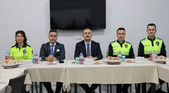 Ağrı Valisi Bozkurt, zorlu kış koşullarında denetim yapan trafik polisleriyle iftar yaptı