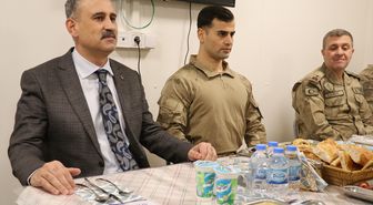 Ağrı Valisi Önder Bozkurt, Ağrı Dağı eteklerindeki üs bölgesinde komandolarla iftar yaptı Açıklaması