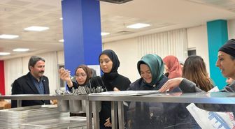 AK Parti Eskişehir Milletvekili Ayşen Gürcan, sahurda öğrencilerle bir araya geldi