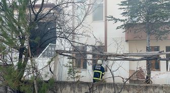 Aksaray'da 5 katlı apartmanda çıkan yangın hasara neden oldu