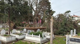 Alaçam'da fırtına mezarlıkta hasara neden oldu