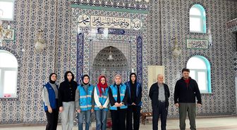 Alaçam Gençlik Merkezi gönüllüleri camilerde temizlik yapıyor
