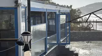 Alanya'da dev dalgaların restorana verdiği hasar kamerada