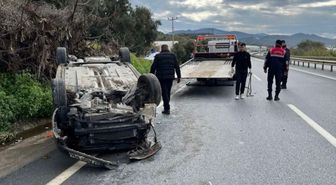 Alanya'da devrilen otomobilin sürücüsü yaralandı