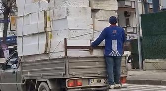 Alanya'da kamyonet arkasında tehlikeli yolculuk