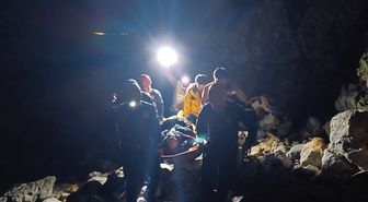 Alanya'da kayalıktan düşerek yaralanan kişi kurtarıldı