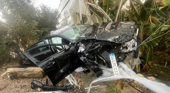 Alanya'da muz serasına devrilen otomobildeki 4 kişi yaralandı