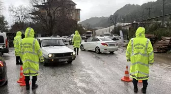 Alanya'da sağanak nedeniyle bazı işletmelerin çardakları denize sürüklendi