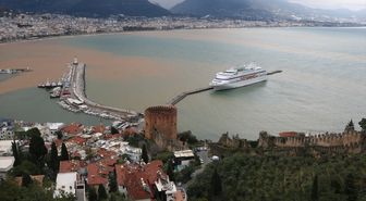 Alanya'da sağanak sonrası denizin rengi değişti