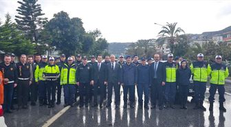 Alanya Kaymakamı Şakir Öner Öztürk, trafik denetiminde sürücülerle bayramlaştı